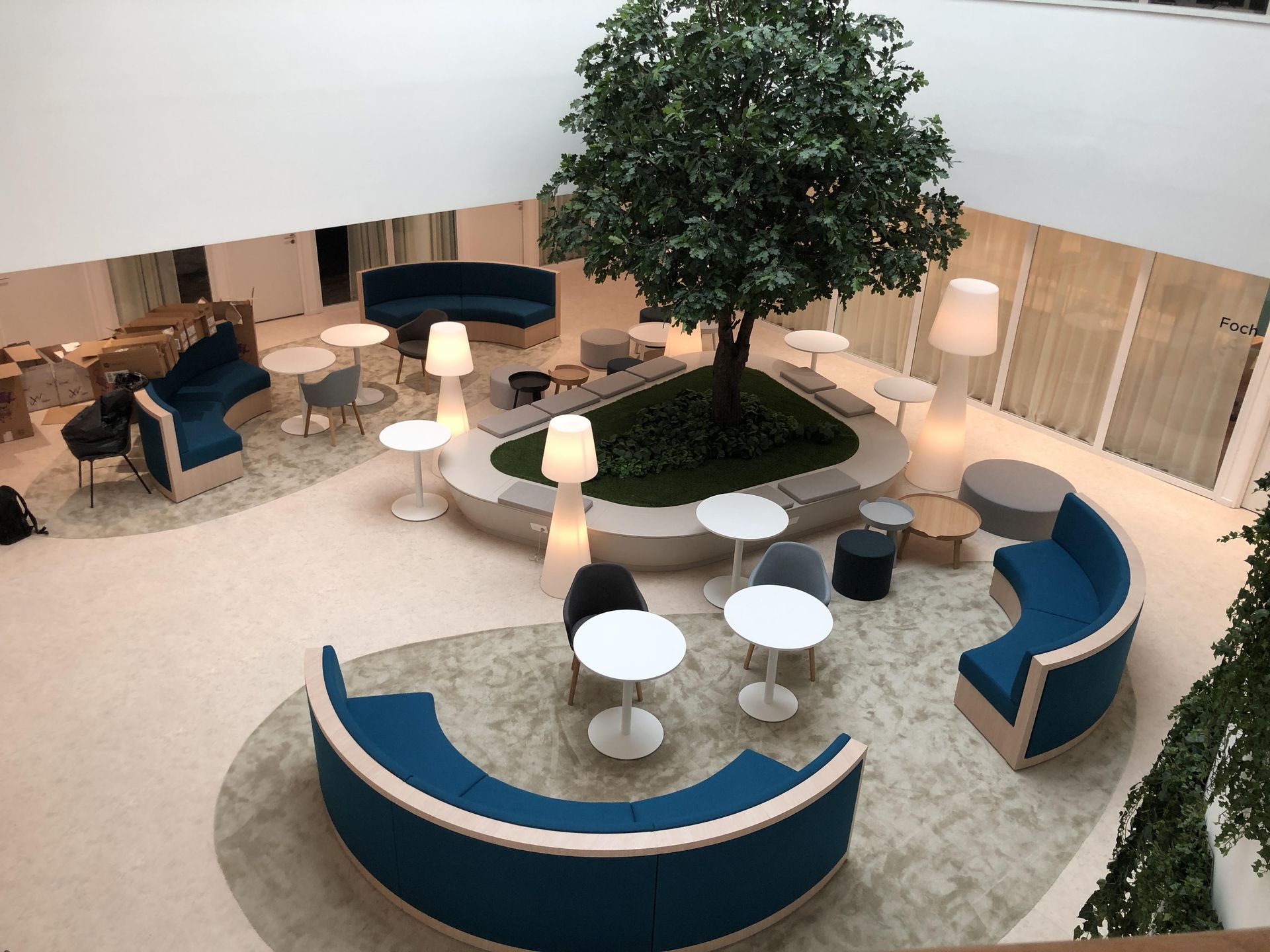 Décoration d'un hall d'accueil d'entreprise avec un arbre semi-naturel grandeur nature