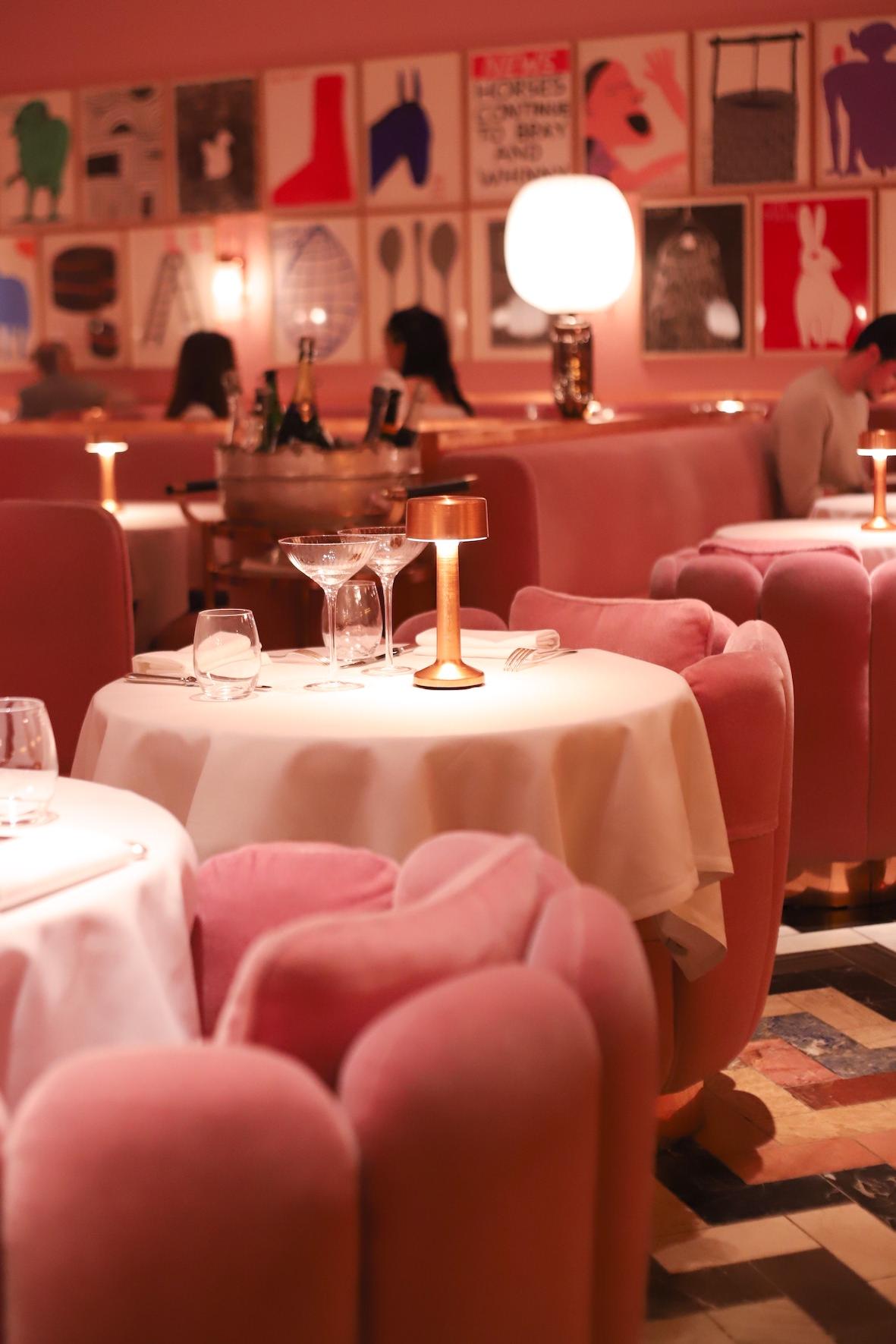 Déco restaurant tendance avec couleurs audacieuses