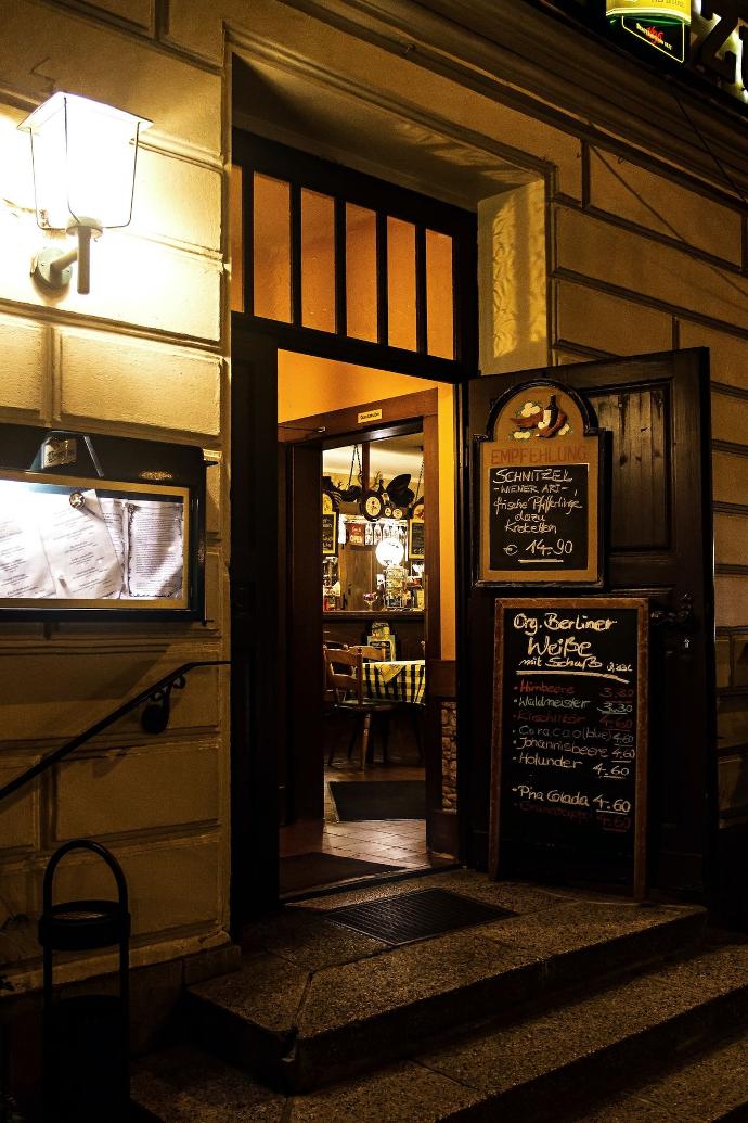 Entrée d'un restaurant avec porte d'entrée ouverte