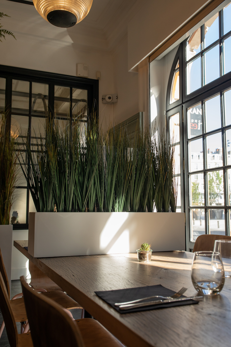 Jardinière de graminées servant à créer de l'intimité entre les tables