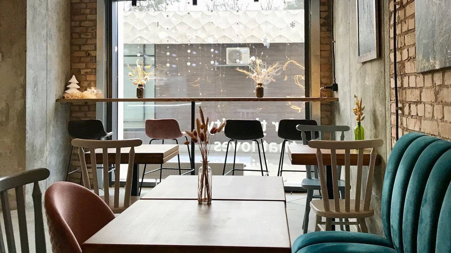 Décoration d'un restaurant avec des objets chinés et vintages