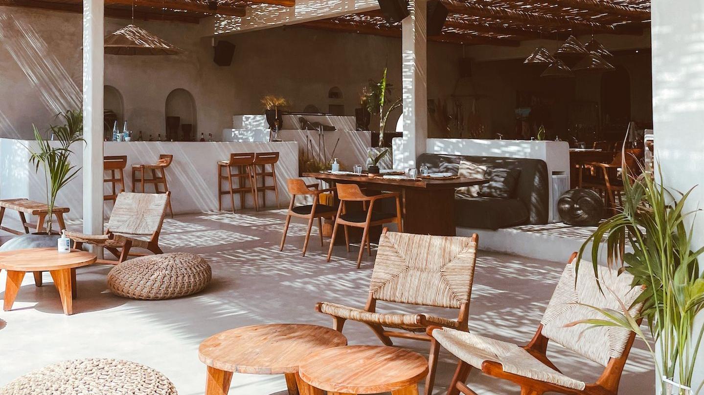 une ambiance de bord de plage dans un restaurant avec une décoration élégante et relaxante 