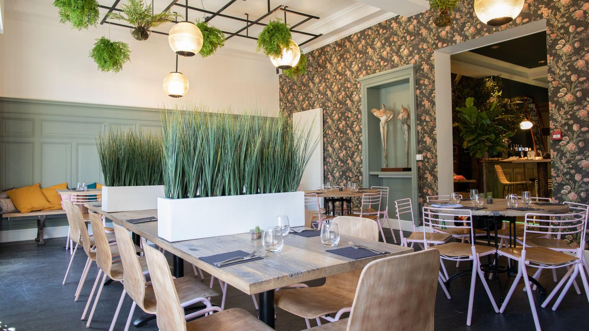 Une décoration de restaurant qui permet de créer de l'intimité dans les espaces