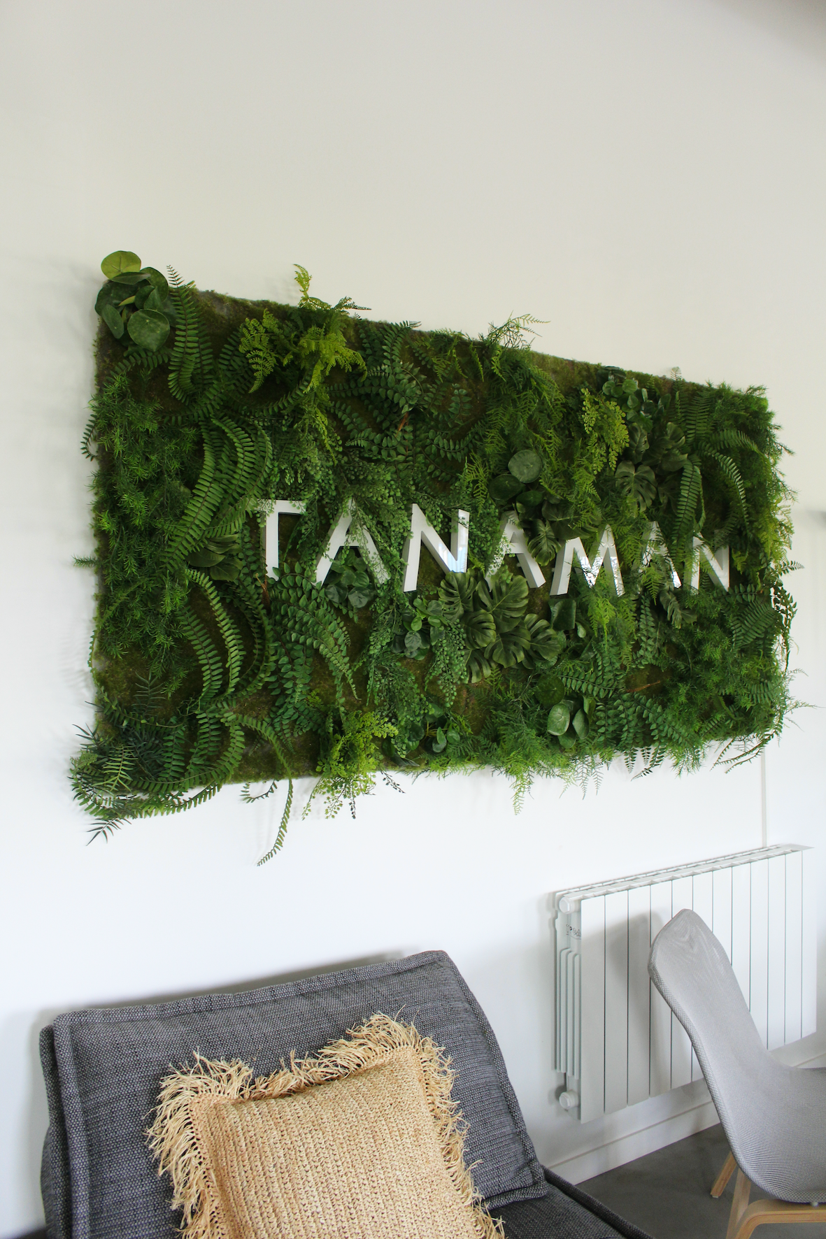 Mur végétal avec logo lumineux de l'entreprise Tanaman