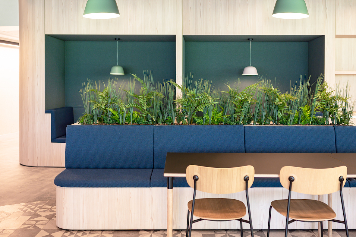 Végétalisation de restaurant avec des jardinières encastrées