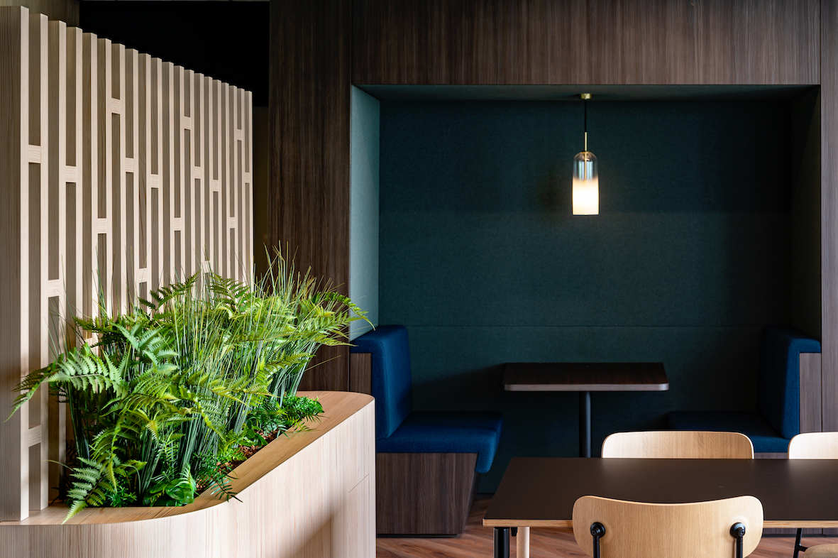 Végétalisation d'un restaurant de bureau avec des jardinières sur-mesures encastrées dans un mobilier design