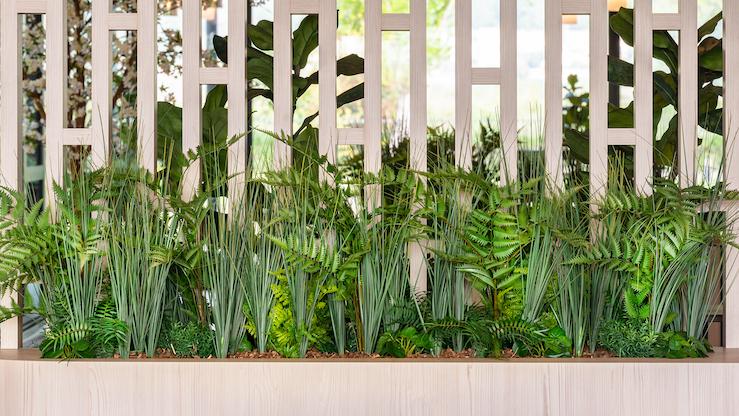 Jardinière sur-mesure encastrée dans un mobilier design en bois