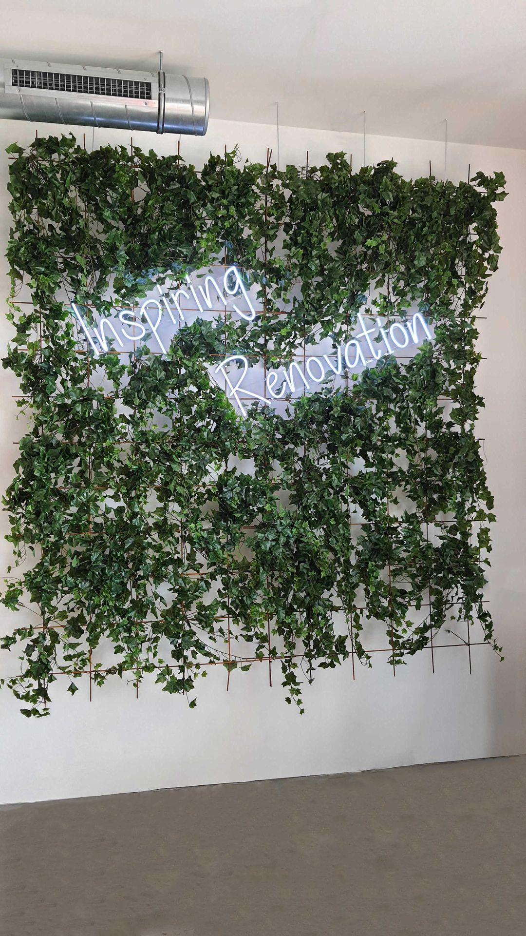 mur végétal lierre avec texte lumineux