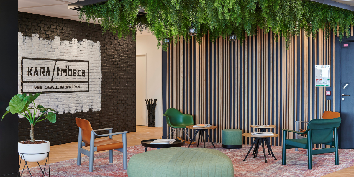 Bureau-moderne-avec-des-plantes-artificielles