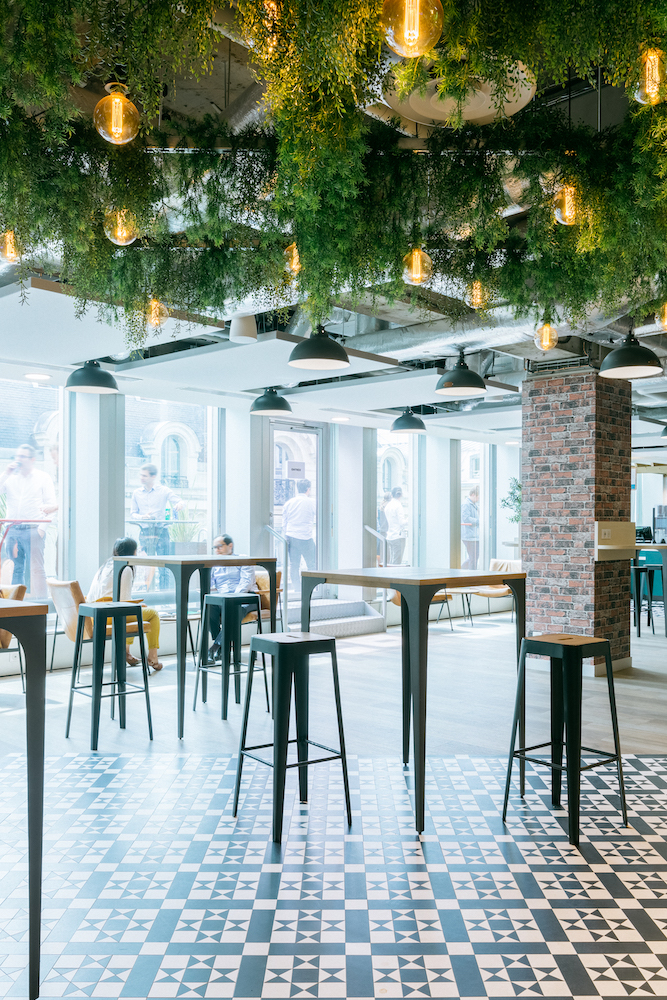 Salle de détente avec pergola tropicale