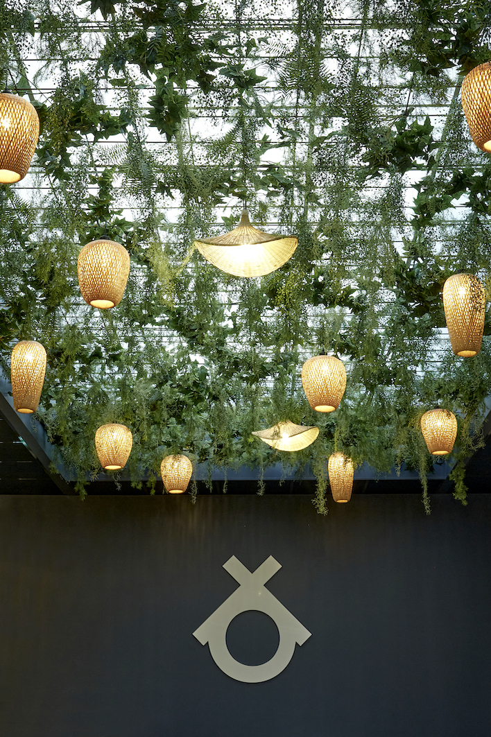 Pergola-vegetale-tropicale-illumine-dans-un-espace-professionnel