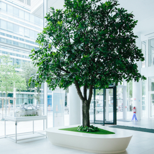 Arbre artificiel dans grand hall d'accueil