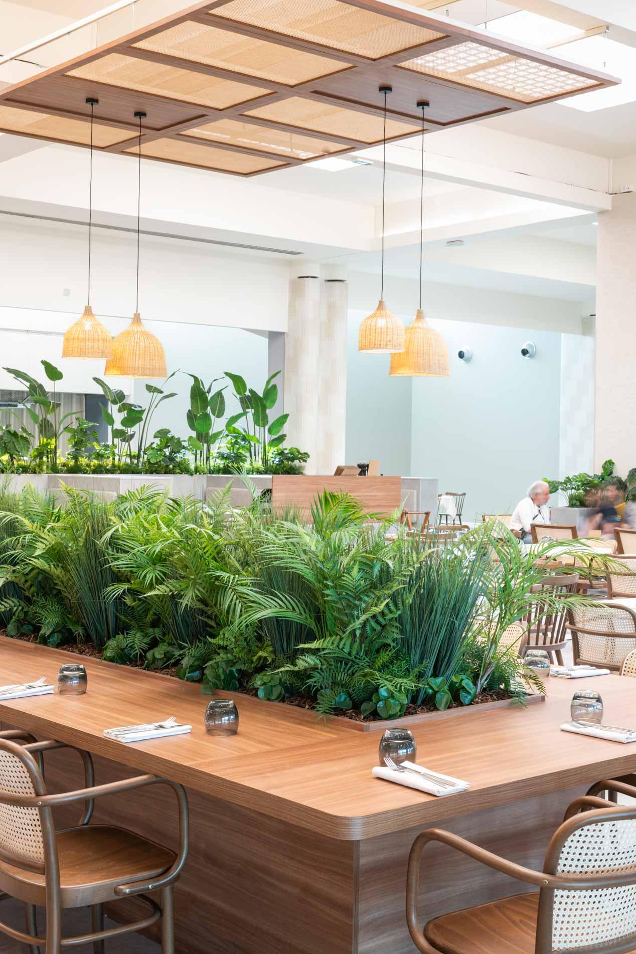 Intégration de jardinières végétales dans la table de restaurant