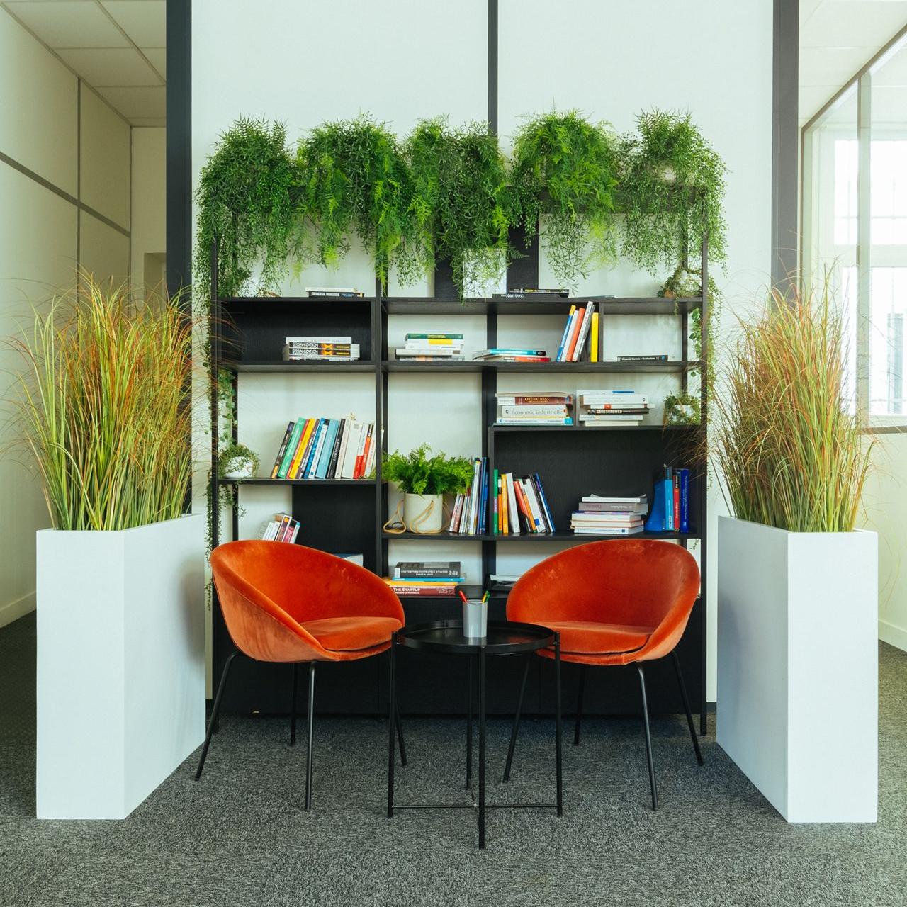 bibliotheque-vegetalisee-avec-des-plantes-artificielles