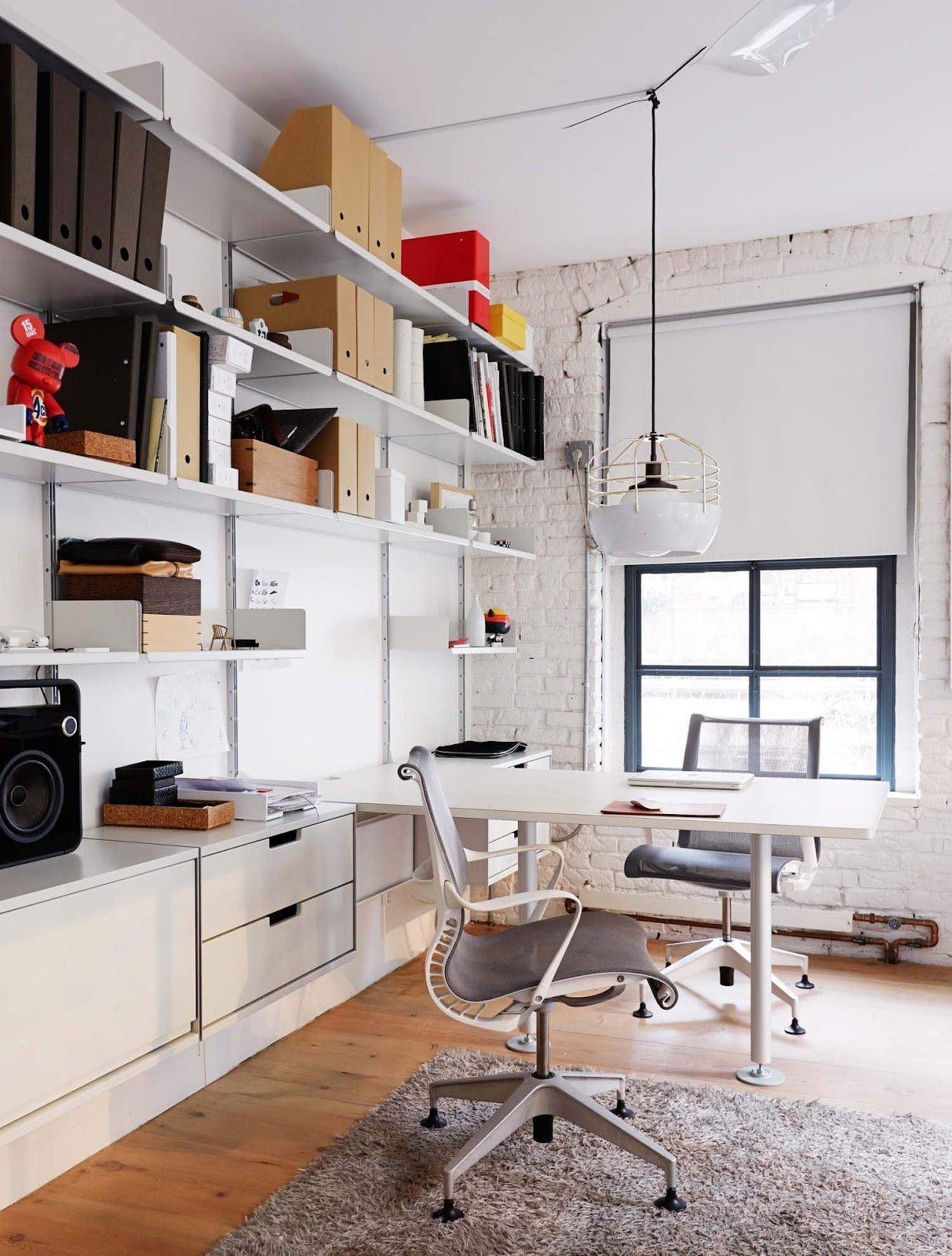 Bibliotheque-dans-un-bureau-professionnel-avec-des-etageres-blanches