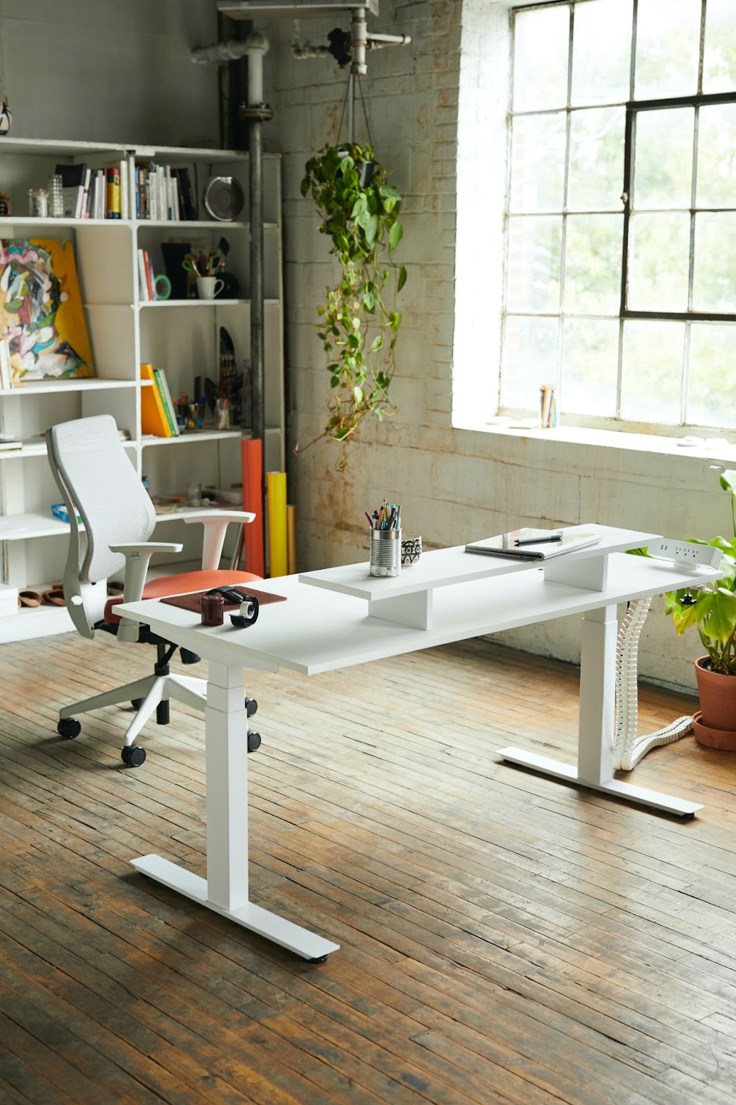 bureau-minimaliste-avec-biliotheque-au-fond