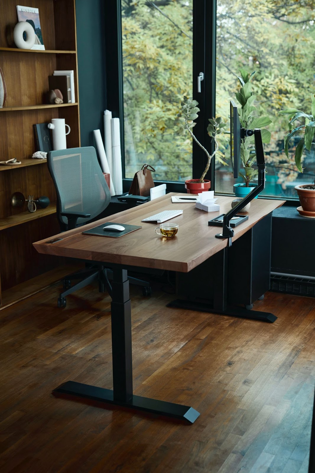 Bibliotheque-en-bois-dans-un-bureau-de-direction