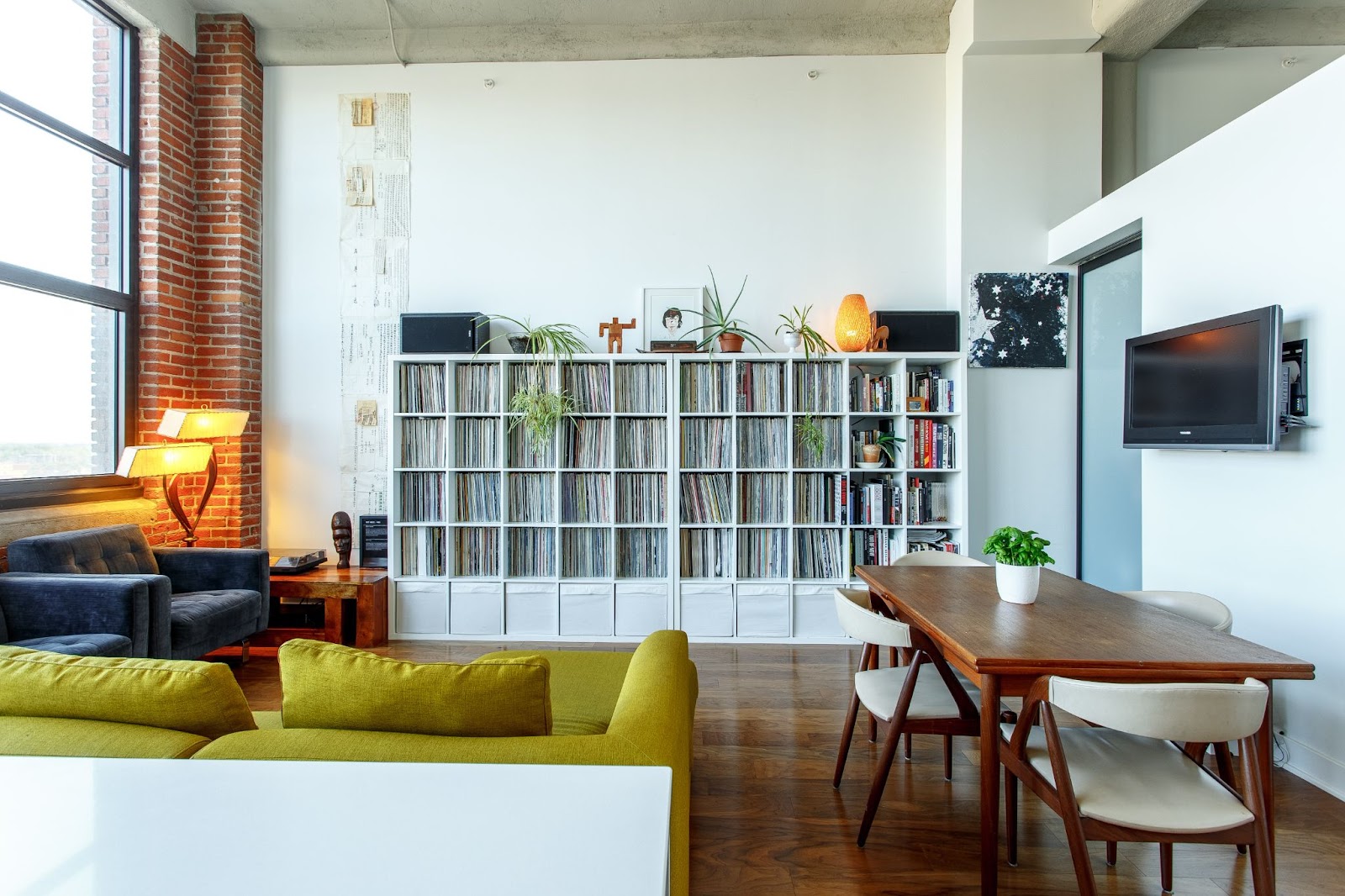 Bibliotheque-integree-dans-un-open-space-avec-des-rangements