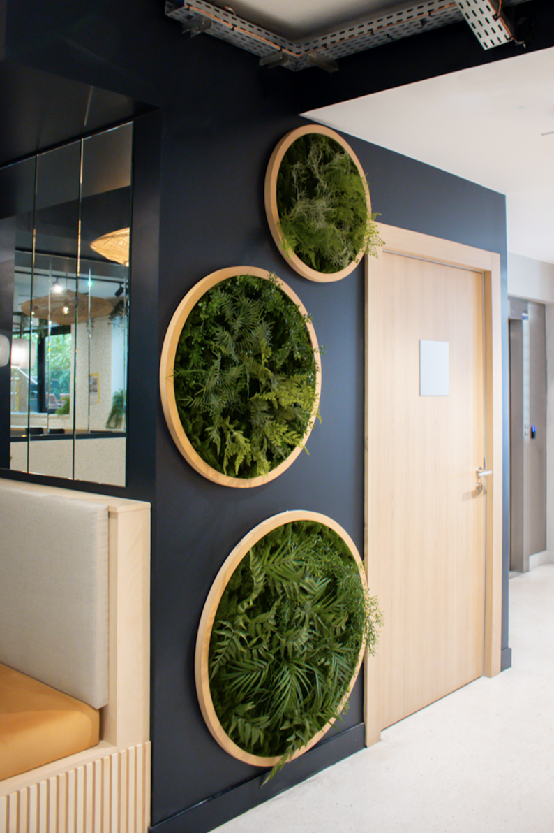 Triptyque-de-murs-vegetaux-artificiels-dans-un-espace-de-travail