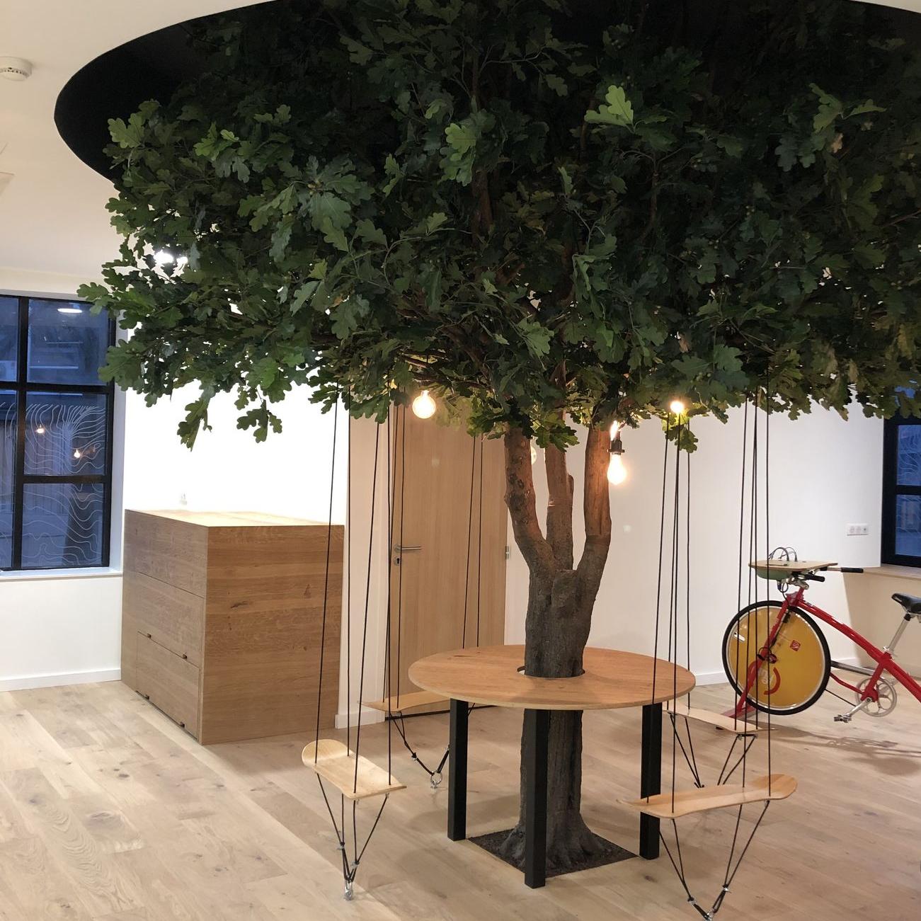 Grand-arbre-avec-balancoire-dans-un-espace-de-travail-innovant